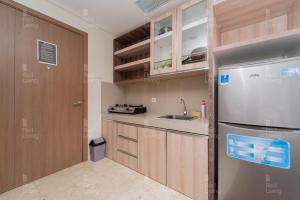 雅加达RedLiving Apartemen Puri Orchard - Prop2GO Home Tower Magnolia的一间带冰箱和水槽的小厨房