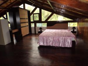 Vila MouraJardim Botânico ME-ZOCHI的铺有木地板的客房内设有一间卧室和一张床。