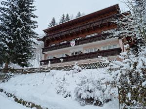 巴德加斯坦The Lodge at Bad Gastein的前面有雪的建筑