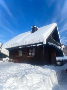 特尔乔夫Chatka Valaška的顶部有雪覆盖的房子