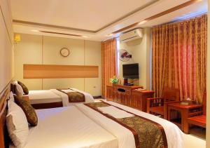 老街市Khách Sạn Hoàng Gia 2 Lào Cai的酒店客房设有两张床和电视。