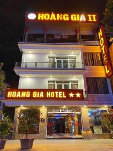 老街市Khách Sạn Hoàng Gia 2 Lào Cai的一座建筑,上面有读红加酒店