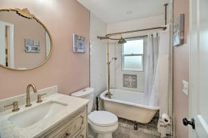 弗兰特罗亚尔Sunny Front Royal Vacation Rental with Hot Tub!的浴室配有盥洗池、卫生间和镜子。