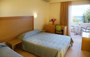 锡蒂亚伊塔诺斯酒店的酒店客房设有两张床和一张桌子。