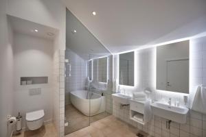 尤尔斯明讷Borre Knob konferencecenter的白色的浴室设有2个盥洗盆和1个浴缸。