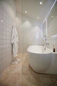 尤尔斯明讷Borre Knob konferencecenter的一间带大浴缸和淋浴的浴室