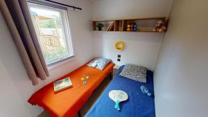 SannesCamping Etang de la Bonde的小型客房 - 带2张床和窗户