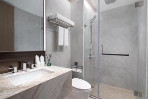 三亚三亚山海天雅诗阁服务公寓的浴室配有卫生间、盥洗盆和淋浴。