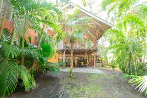 班布里齐瓦海滩度假酒店的一座棕榈树的木屋