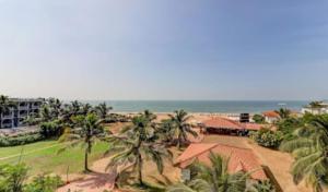 巴加Hotel Ocean Face, BAGA的享有棕榈树和海洋度假村的空中景致