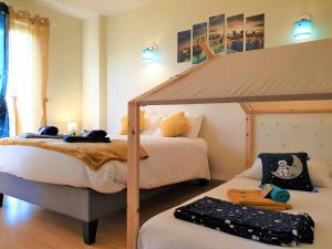 Breteuil-sur-Iton辛特雷公园公寓的一间卧室配有两张床和一张双层床。