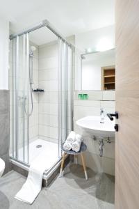 蓬高地区埃本伊博纳维尔特宾馆的带淋浴和盥洗盆的浴室