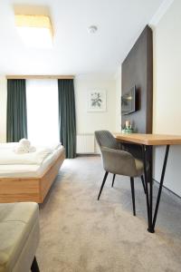 蓬高地区埃本伊博纳维尔特宾馆的酒店客房配有书桌和床。