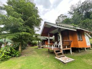 库德岛Mangrove bungalow & restaurant的前面有长凳的房子