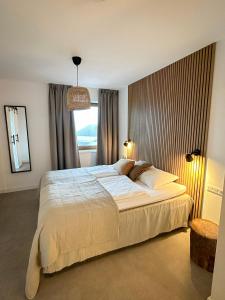 维尔德科格尔山麓布兰贝格Hotel Der Drahtesel的一间卧室设有一张大床和一个窗户。
