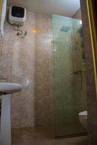 拉各斯Go2Hotel45的浴室设有玻璃淋浴间和卫生间