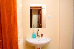 ThikaThe Hideout Thika Town的浴室设有白色水槽和镜子