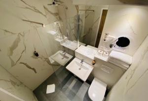维也纳Hotel Marc Aurel - Newly refurbished的一间带卫生间和水槽的浴室