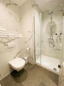 维也纳Hotel Marc Aurel - Newly refurbished的一间带卫生间和淋浴的浴室