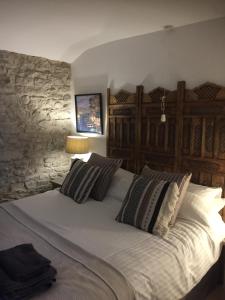 斯基普顿Little Pinfold Cottage的卧室配有带枕头的大型白色床