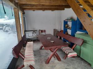 BartoştanaSzékelyföld ,Siklódi Kő Vendégház, Tornácosház的配有炉灶的客房内的桌椅