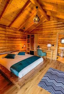 博尔沙Complex Bosco的小木屋内一间卧室,配有一张大床