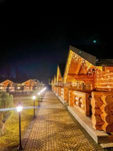 博尔沙Complex Bosco的夜晚一排带灯的木结构建筑