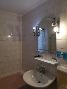 波亚纳布拉索夫Cabana Fantanita cu Brazi的浴室配有盥洗盆、镜子和浴缸