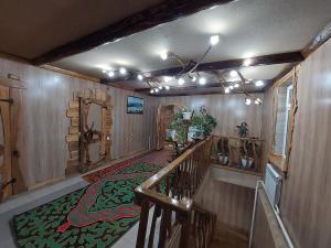 卡拉科尔Кереге-Таш的一间设有木墙的客房和一个带地毯的楼梯