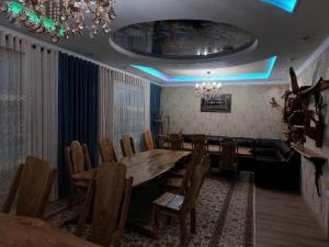 卡拉科尔Кереге-Таш的一间带长桌和椅子的用餐室