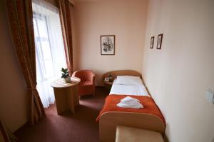 特普利采天堂酒店的小房间设有床和窗户