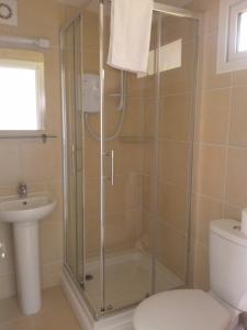 马伯斯Whiteshell Chalets的带淋浴的浴室(带卫生间和水槽)
