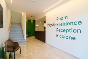 里乔内Residence Flow-R的走廊,有楼梯和标志,用来读出房间抗御力的接收参考