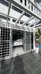 关丹Beit Azzahra Private Pool Villa at Pantai Batu Hitam的白色凉棚,庭院里设有一张床