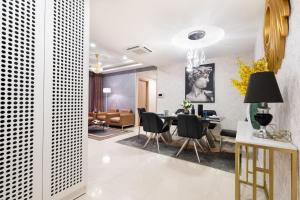 胡志明市Genius Apartment RiverGate Free Pool的用餐室以及带桌椅的起居室。