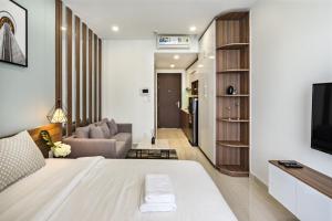 胡志明市Genius Apartment RiverGate Free Pool的一间卧室设有一张床和一间客厅。