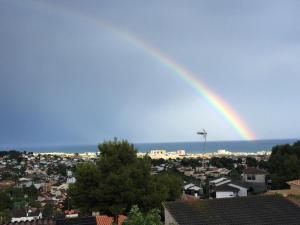 卡拉费尔Precioso apartamento con vista al mar的城市上空的彩虹