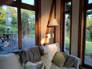 肯梅尔Kenmare Eco Lodge的客厅配有白色的沙发和窗户。