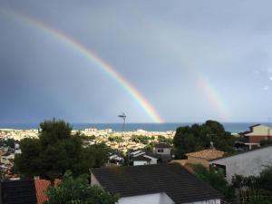 卡拉费尔Precioso apartamento con vista al mar的城市上空的彩虹