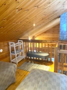耶姆赛Latvahonka Cottage的小屋内带床和长凳的房间