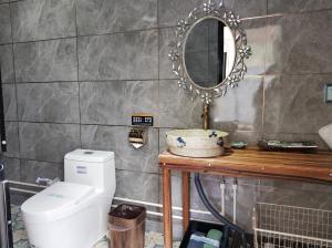 怀柔古韵山庄的一间带卫生间和镜子的浴室