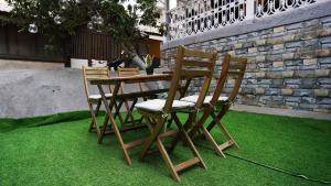 孟买GoSolo Stays的绿草上的木桌和椅子