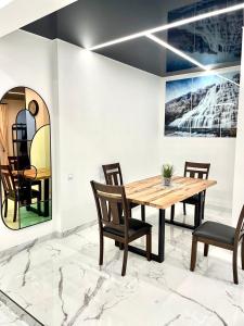 里加GRAND APARTMENT BALTEZERS的一间带木桌和椅子的用餐室