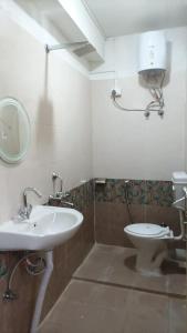 大吉岭Banabas Homestay的一间带水槽和卫生间的浴室