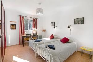 圣巴托洛梅乌迪梅西尼什Casa Arcadia T3的白色墙壁客房的两张床
