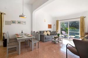 圣巴托洛梅乌迪梅西尼什Casa Arcadia T3的客厅配有桌子和沙发