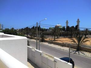 莫纳斯提尔Une grande villa meublée的街道景色,在栅栏后面有清真寺