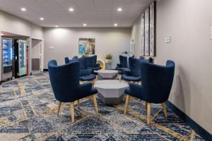 艾姆斯佛德Baymont by Wyndham White Plains - Elmsford的一间设有蓝色椅子和桌子的等候室