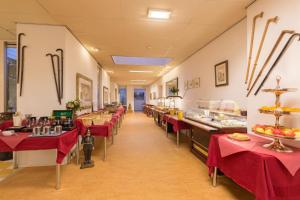 阿姆斯特丹罗佩罗酒店的餐厅里一张带红色布艺桌的自助餐