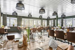 MalmköpingHotel Malmkoping; Sure Hotel Collection by Best Western的用餐室设有桌椅和窗户。